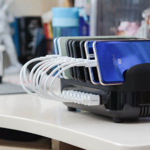 家里電子設(shè)備太多？一臺(tái)充電巴士全搞定，10口USB+120W大功率