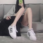 adidas ORIGINALS Superstar 女子休閑運(yùn)動(dòng)鞋 FU7712 白黑/金標(biāo) 39