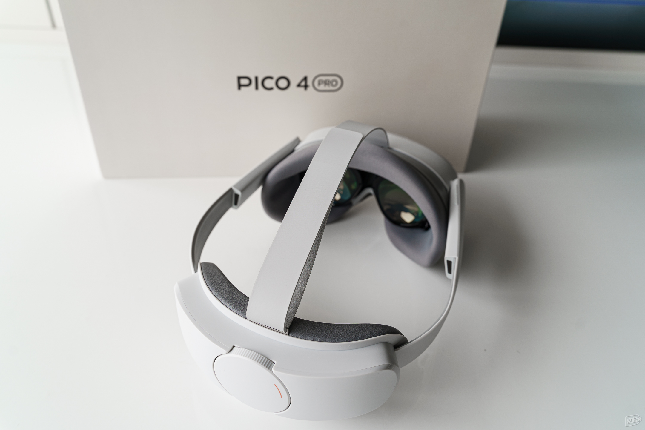 虚拟与现实的完美体验-PICO 4 Pro VR一体机-聚超值