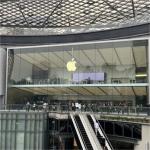 iPhone15系列开售日：苹果直营店排长龙，现场黄牛加价达1200元