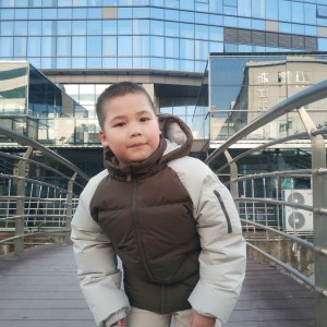  让孩子在冬日感受温暖，从黑冰儿童700蓬鹅绒羽绒服开始