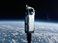 Insta360将X5缎白限量版送上太空边缘